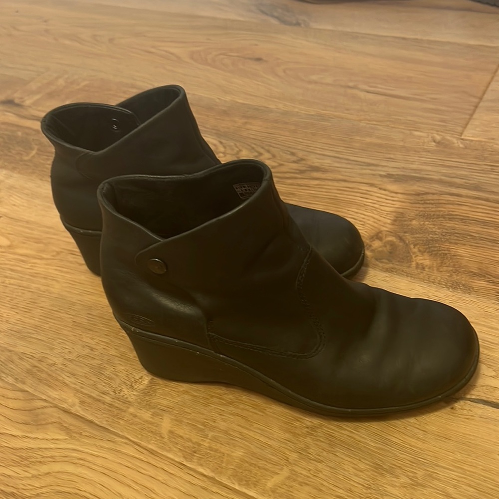 Keen black ankle boots